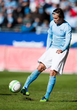 Simon Thern, Malmö FF, drar iväg en pass med en yttersida