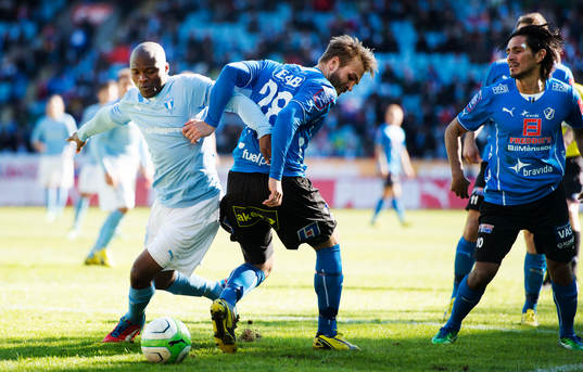 Tokelo Rantie, Malmö FF, snurrar friskt med Jesper