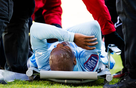 Tokelo Rantie, Malmö FF, bärs ut på bår skadad