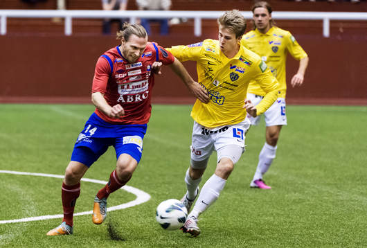 Närkamp mellan Emil Karlsson, Örgryte, och Adam Eriksson,