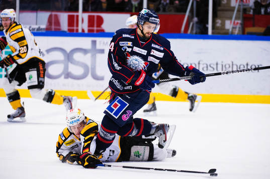 Viktor Arvidsson, Skellefteå, försöker att stoppa Daniel