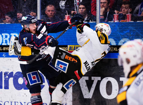 Christopher Fish, Linköping, tacklar John Klingberg,