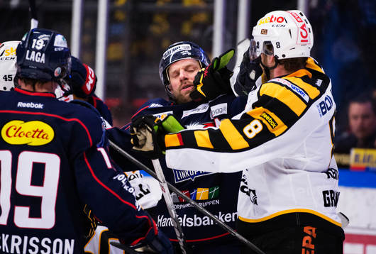 Niclas Hävelid, Linköping, får ett slag av Petter
