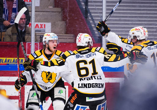 Oscar Lindberg och hans lagkamrater jublar