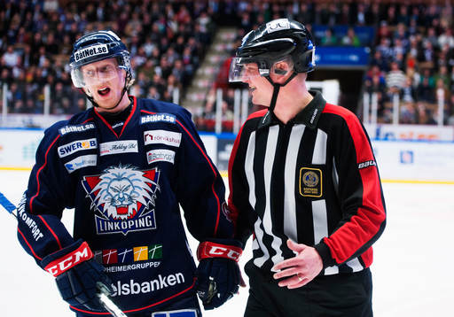 Simon Hjalmarsson, Linköping, och Marcus Vinnerborg, domare