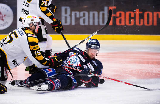 Sebastian Karlsson, Linköping, stoppas av Melker Karlsson,