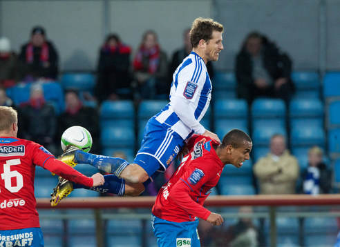 Tobias Hysén, IFK Göteborg, klättrar på Walid Atta,