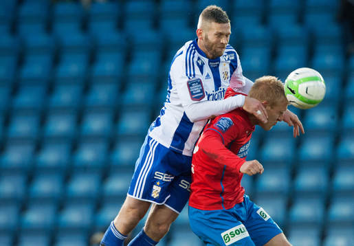 Kjetil Waehler, IFK Göteborg, klättrar på Peter Larsson,