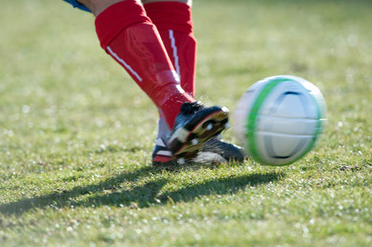 Fot, boll, fotboll, tilldslag, skjuter, skott, gräs,