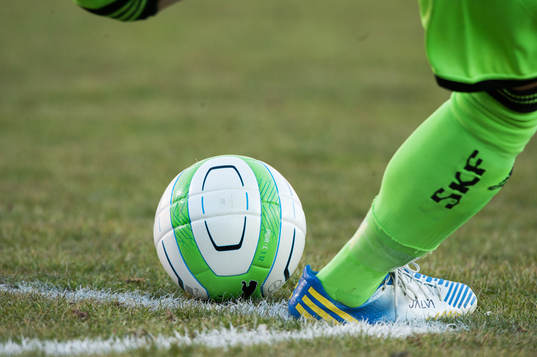 Fot, boll, inspark fotbollssko, kritad målområdeslinje