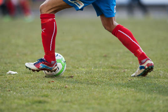 Fot, boll, gräs, fotbollsskor
