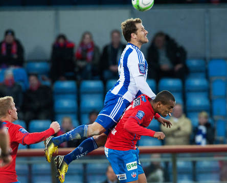 Tobias Hysén, IFK Göteborg, klättrar på Walid Atta,