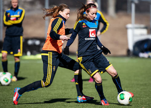 Närkamp mellan Charlotte Rohlin, Kosovare Asllani, Sverige