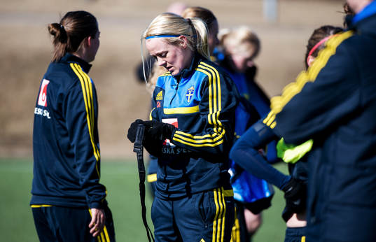 Josefine Öqvist, Sverige, fixar med pulsbandet