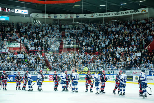 Södertälje-spelarna och Leksand-spelarna tackar varandra