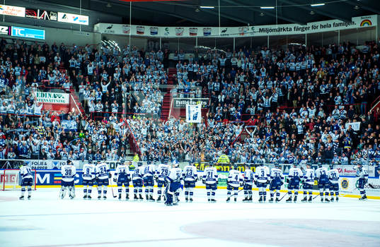Leksands-supportrar och Leksands-spelarna
