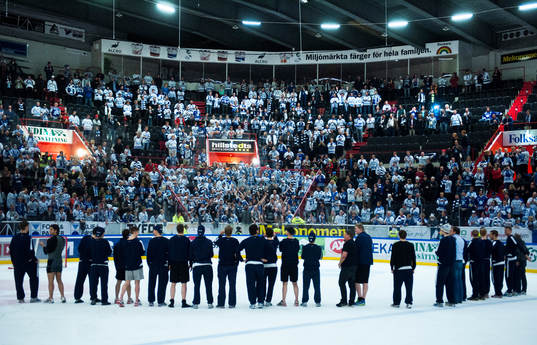 Leksands-supportrar tackar spelarna i Leksand