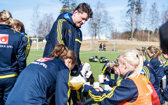 Mats Börjesson, läkare, häller upp dryck till spelarna