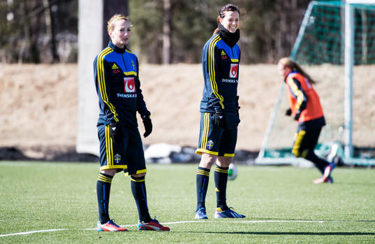 Kosovare Asllani och Lotta Schelin, Sverige