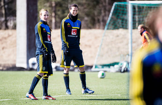 Kosovare Asllani och Lotta Schelin, Sverige
