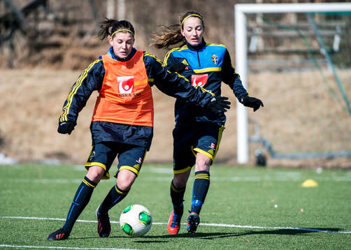 Olivia Schough jagas av Kosovare Asllani, Sverige