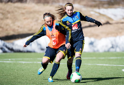 Närkamp mellan Malin Levenstad och Kosovare Asllani,