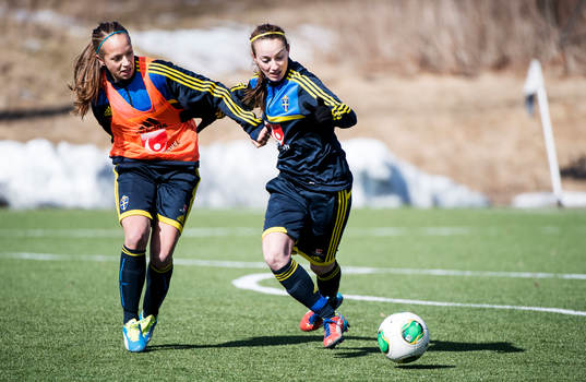Närkamp mellan Malin Levenstad och Kosovare Asllani,