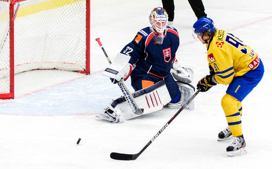 Jaroslav Janus, målvakt Slovakien, räddar straffskottet