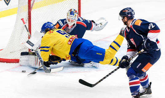 Andreas Jämtin, Sverige, blir tacklar av Karol Sloboda,