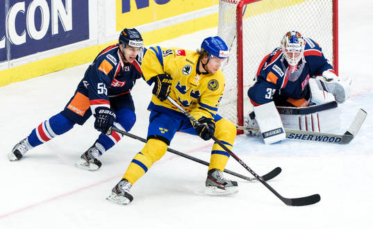 Andreas Jämtin, Sverige, åker runt målet tätt följd av