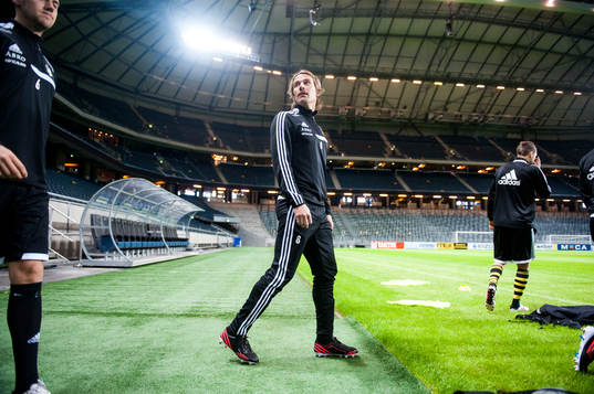 Daniel Tjernström och AIK-spelarna kommer ut på planen