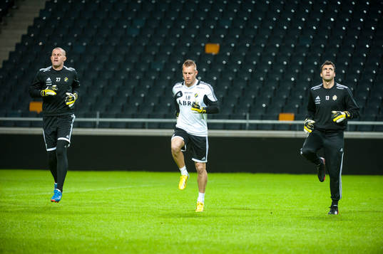 Målvakterna värmer upp. Ivan Turina, målvakt, AIK, Lee
