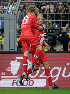 2 Jubel v.l. Andre Hahn, Torschuetze Kevin Vogt (Augsburg)