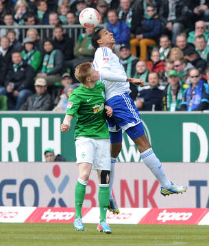 v.l. Kevin de Bruyne, Joel Matip (Schalke)
