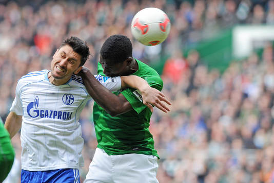 v.l. Ciprian Marica, Assani Lukimya (Bremen)