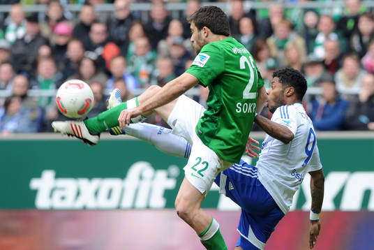 v.l. Sokratis Papastathopoulos, Michel Bastos (Schalke)