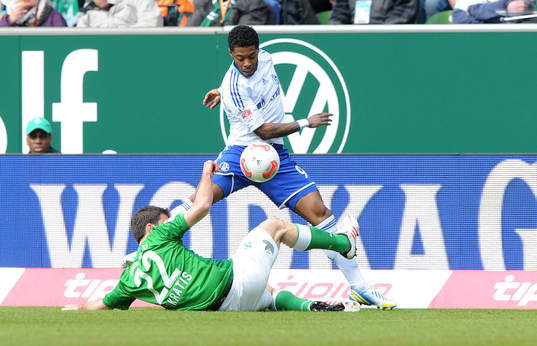 v.l. Sokratis Papastathopoulos, Michel Bastos (Schalke)