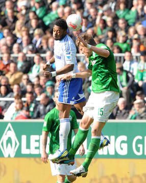v.l. Michel Bastos, Sebastian Proedl (Bremen)