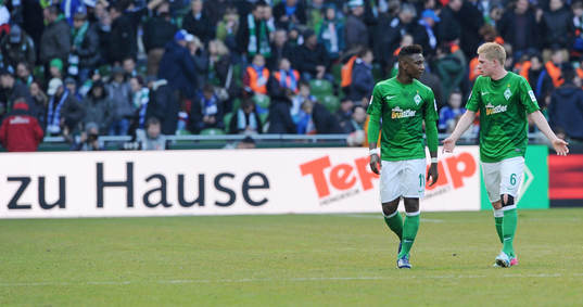 v.l. Eljero Elia, Kevin de Bruyne (Bremen), Werbebande "zu