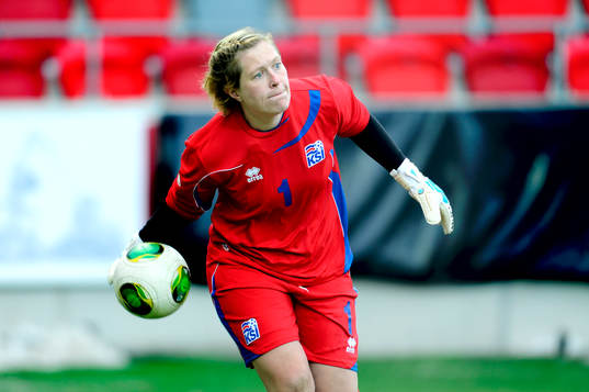 Thora Björg Helgadottir, målvakt, Island kastar ut bollen