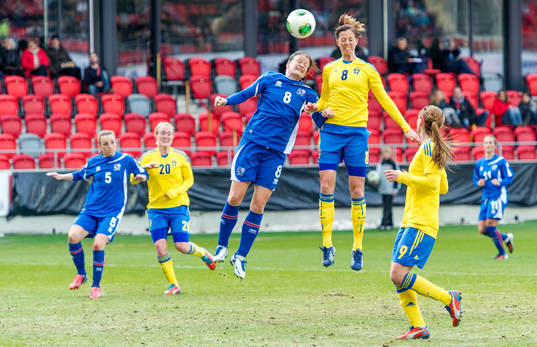 Katrin Jonsdottir, Island, i nickduell med Lotta Schelin,