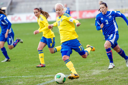 Caroline Seger, Sverige, laddar för skott