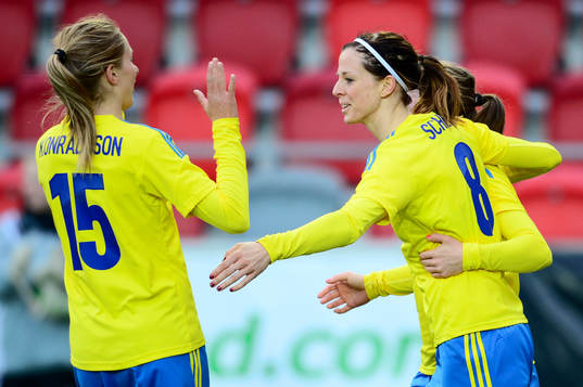 Emmelie Konradsson gratulerar Lotta Schelin, Sverige som
