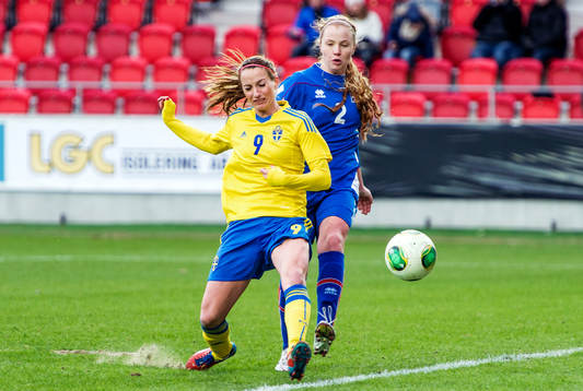 Närkamp mellan Kosovare Asllani, Sverige, och Glodis Perla