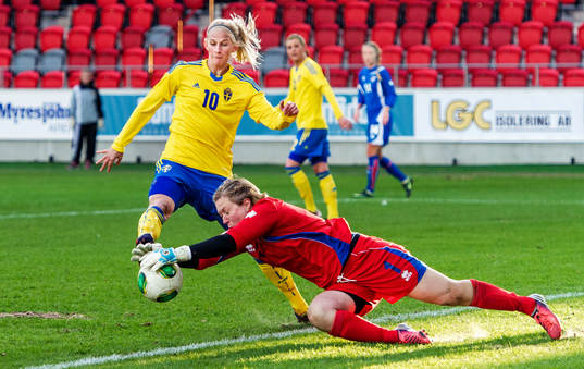 Thora Björg Helgadottir, målvakt, Island, kastar sig