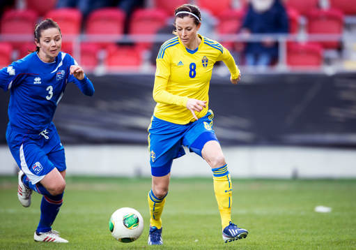 Lotta Schelin, Sverige, jagas av Olina Gudbjörg