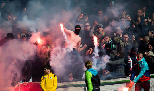 Gais supportrar tänder bengaler innan matchen