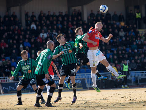 Björn Andersson, Gais, är uppe och nickar i slutet på