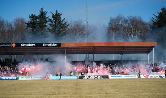 Gais supportrar tänder bengaler innan matchen