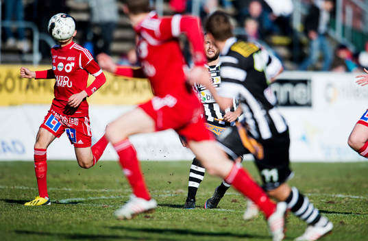 Patrik Åström, Landskrona BOIS, slår en genomskärare
